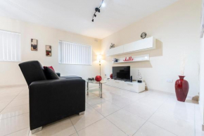 Modern 2 Bedroom Apartment 2 minutes to Seafront